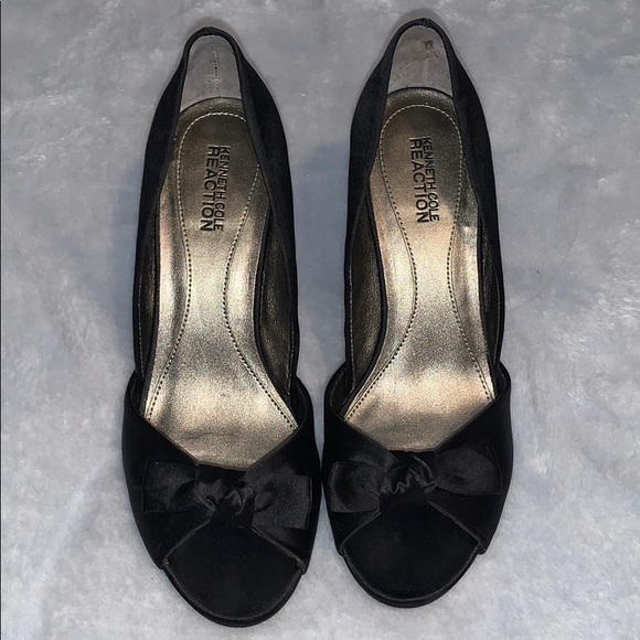 LIKE NEW KENNETH COLE HEELS - Picture 1 of 6